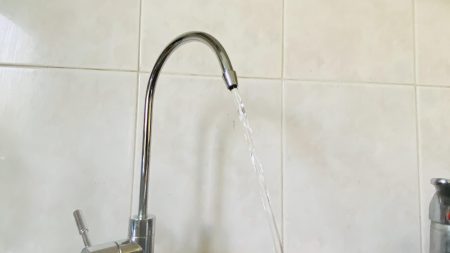 filter tap with water running